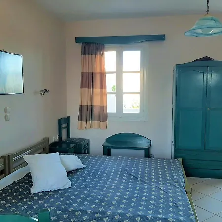 Joanna'S Rooms On The Beach Plaka  Room photo