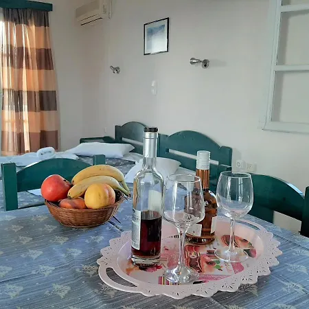 Joanna'S Rooms On The Beach Plaka  Room photo