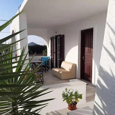Joanna'S Rooms On The Beach Plaka  Room photo