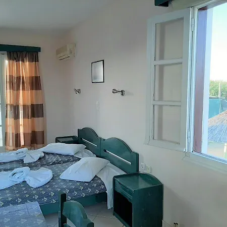 Joanna'S Rooms On The Beach Plaka  Room photo